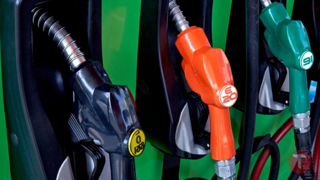 E20 पेट्रोल से डरने की जरूरत नहीं Bajaj ने बताया पुराने वाहनों में इस्तेमाल का सही तरीका