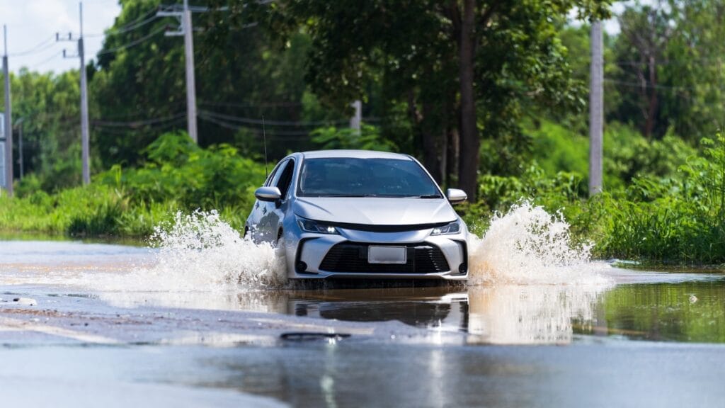 Monsoon Car Tips बारिश में गाड़ी चला रहे हैं इन 5 गलतियों से जरूर बचें वरना हो सकती है
