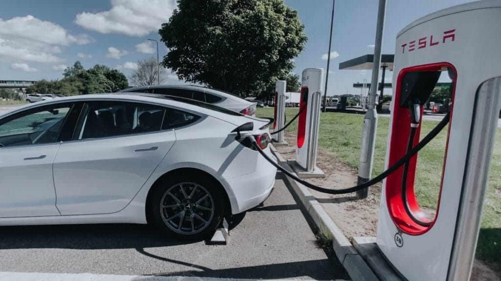 Tesla ने भारत में लॉन्च किया पहला Supercharging Station, सिर्फ 15 मिनट में मिलेगी 267 KM की रेंज जानें पूरी डिटेल