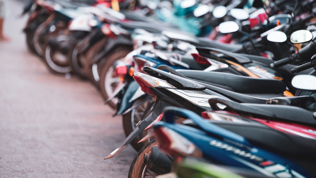 GST Cut Small Cars Bikes 2025 छोटे-मिड साइज कारें, 350cc तक की बाइक्स और थ्री-व्हीलर होंगे और सस्ते (1) GST Cut Small Cars Bikes 2025 छोटे-मिड साइज कारें, 350cc तक की बाइक्स और थ्री-व्हीलर होंगे और सस्ते (1)