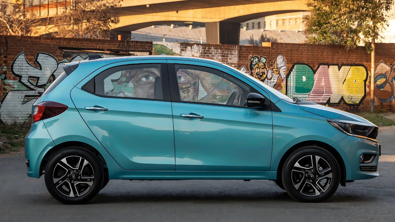 GST घटते ही ₹75,000 सस्ती हुई Tata Tiago जानिए नई कीमत (3) GST घटते ही ₹75,000 सस्ती हुई Tata Tiago जानिए नई कीमत (3)